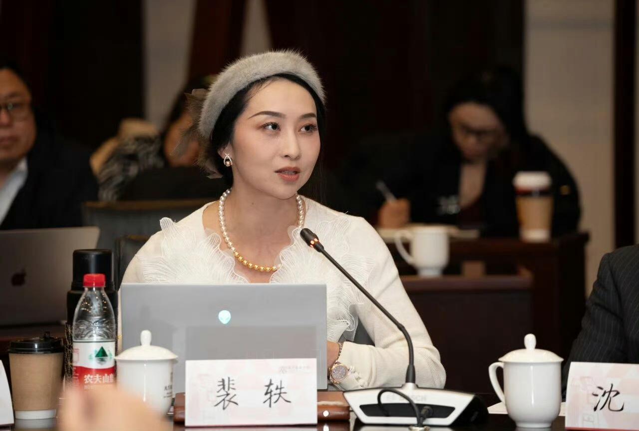 裴秩被停课，那只是给网友看的，实际上北理工明显站在裴秩那边，把她的简介照片换了，