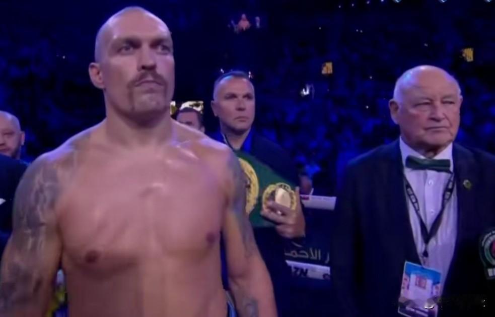 最强的世界重量级拳王，堪称乌克兰的骄傲！犹记两年前，俄乌战争正打得惨烈，乌西克痛