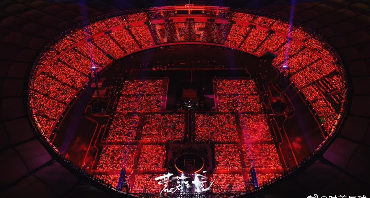 陈楚生演唱会苏州站，震撼人气！
看看这夯爆了的全景舞美！内场观众超万人，满坑满谷