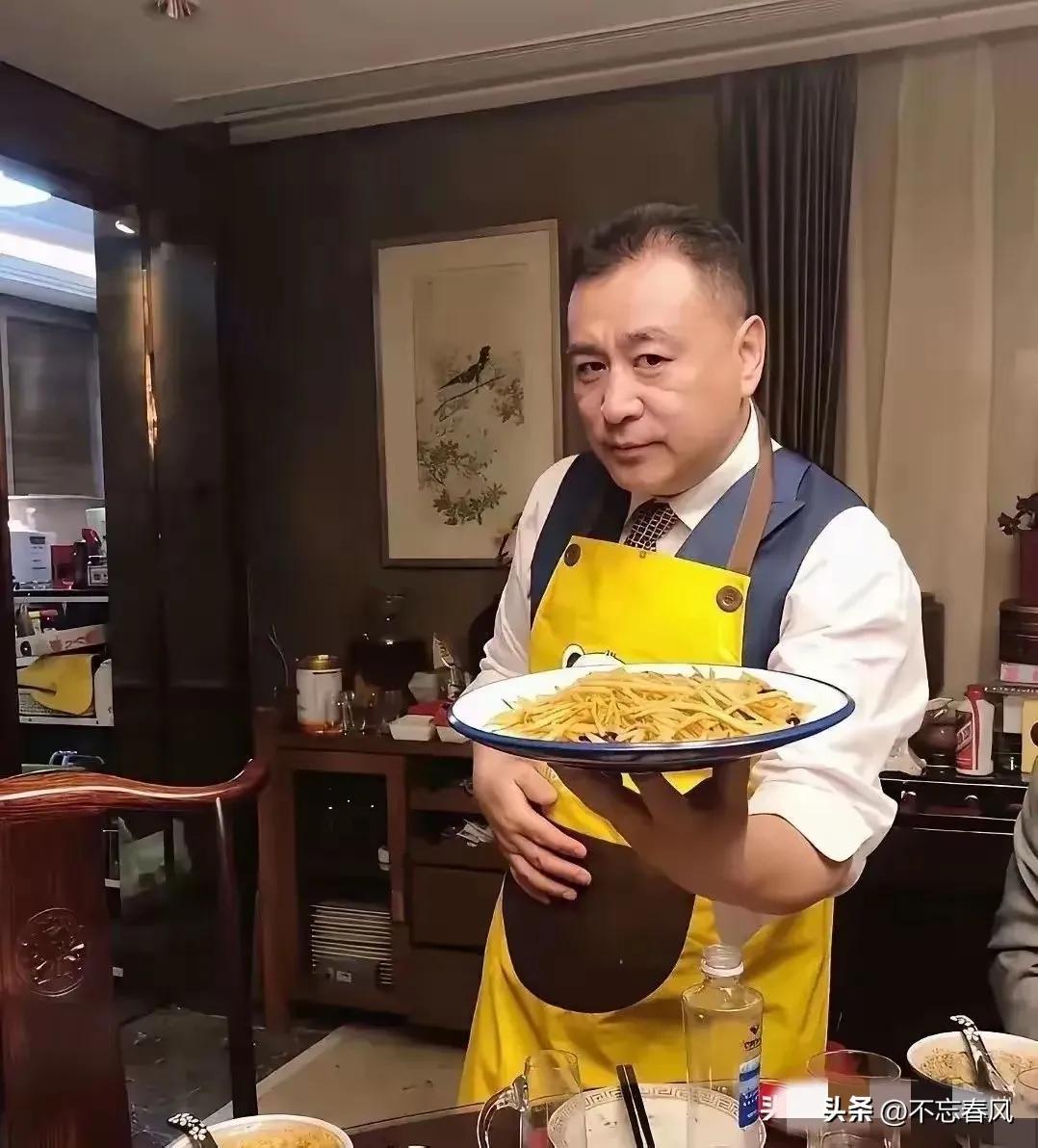 这是不可能的哦！友友想的太多了，张宏民今年已经65虚岁了，李梓萌才50岁左右，俩