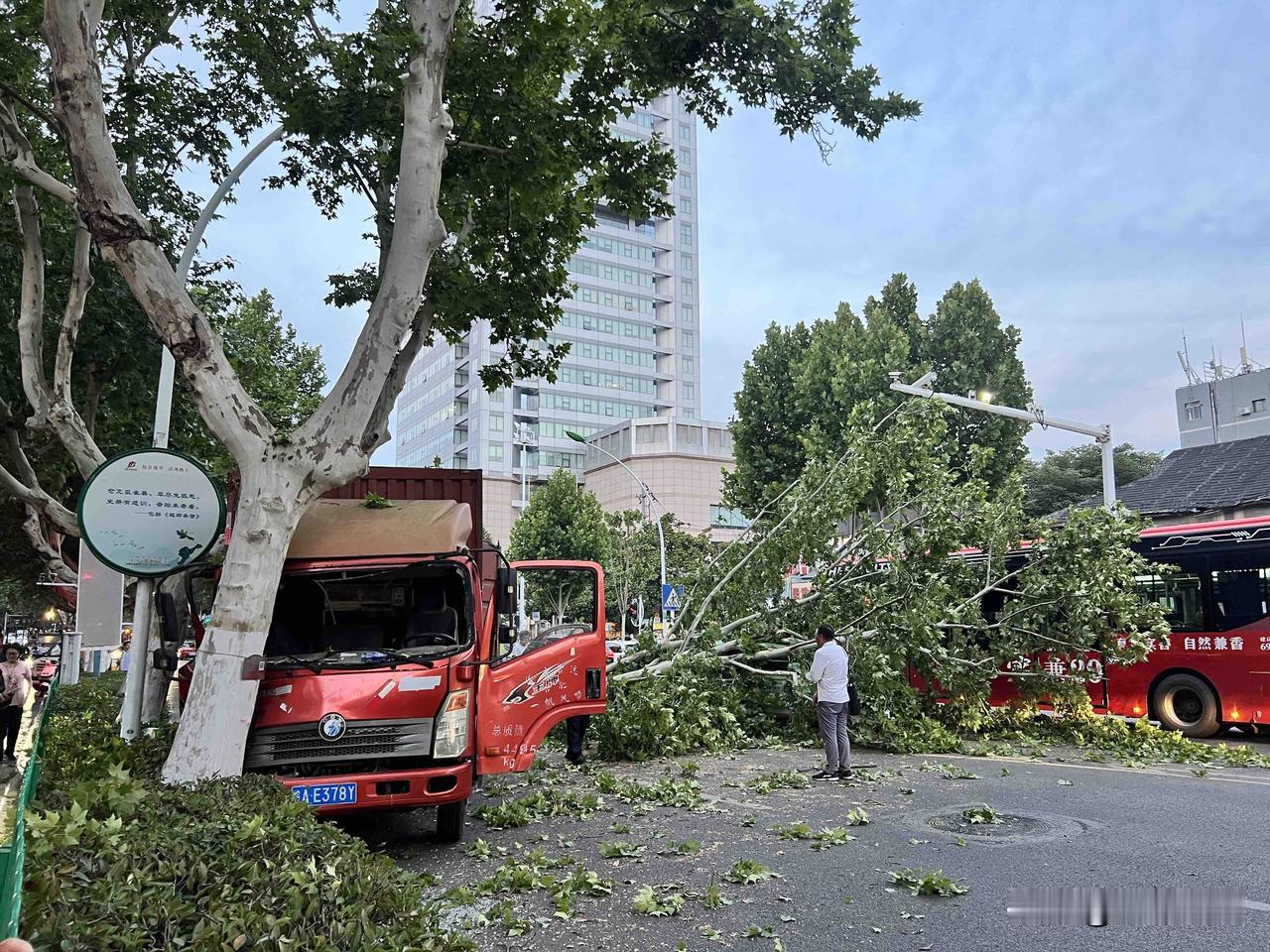 芜湖路宣城路交口由东往西发生事故，路过车辆请绕行！