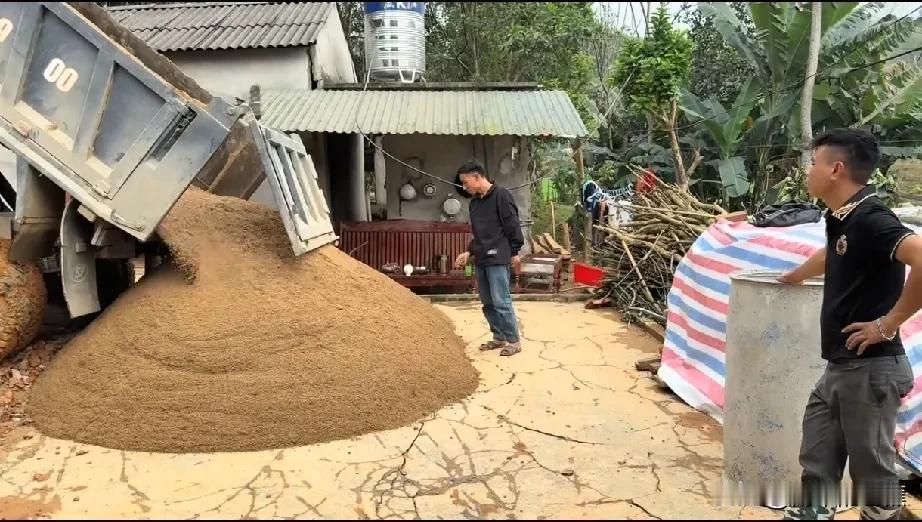 小松帮越南小叔建房的事儿又有新进展，沙石钢筋等建材陆续到位，包工头也丈量好了房子