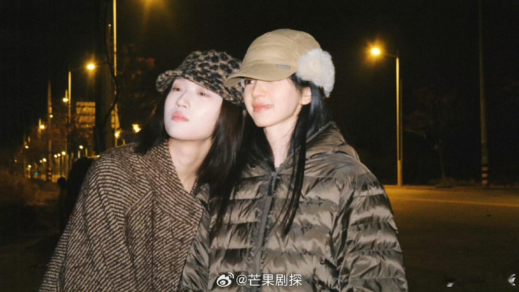 田曦薇王佳怡一起跨年田曦薇王佳怡烟花背影照 真好 