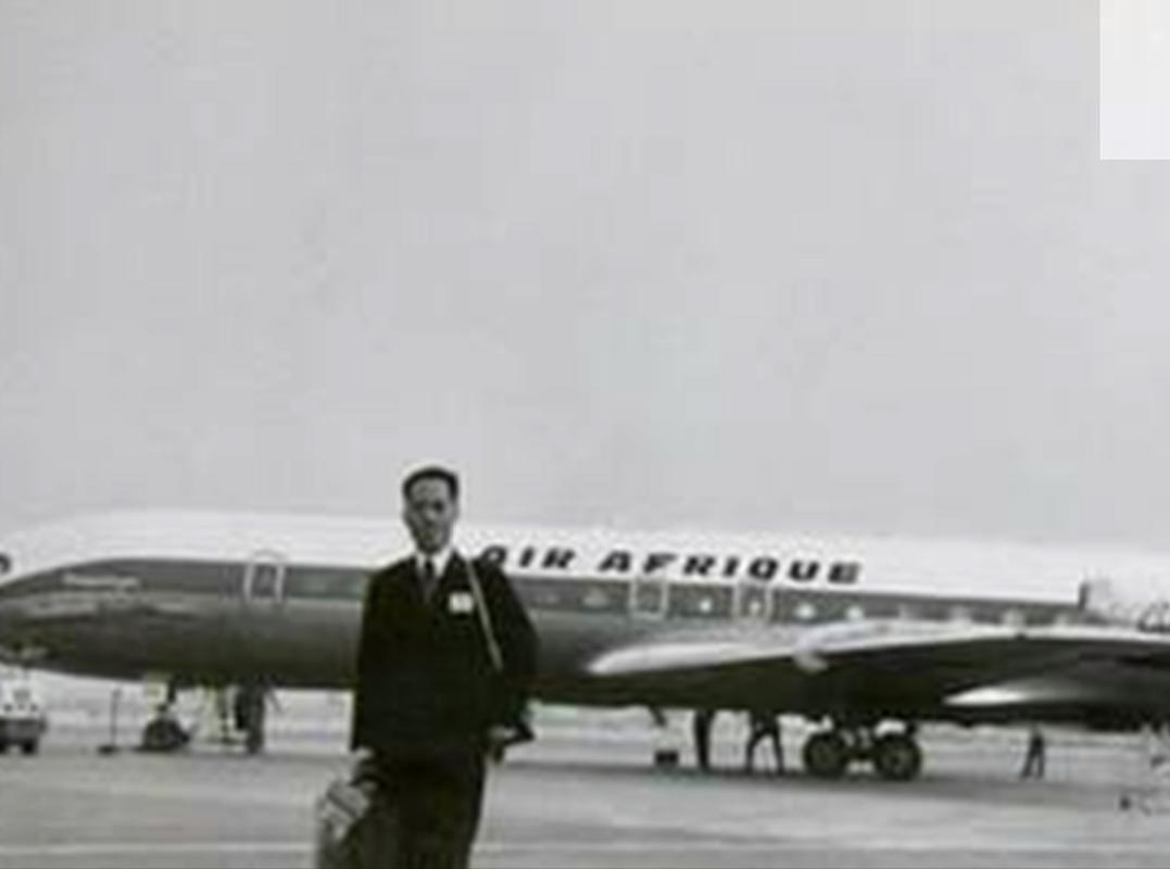 1985年11月，我国外交官何存峰乘坐美国客机飞往纽约，在飞行途中，何存峰去了一