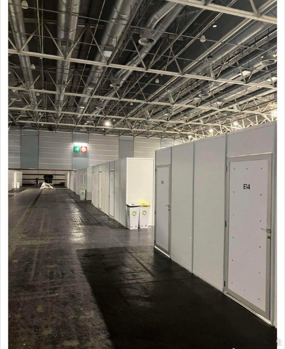 这EWC的门板房太离谱了！摇摇欲坠，随时都感觉可能会倒啊！这训练环境已经不能称之