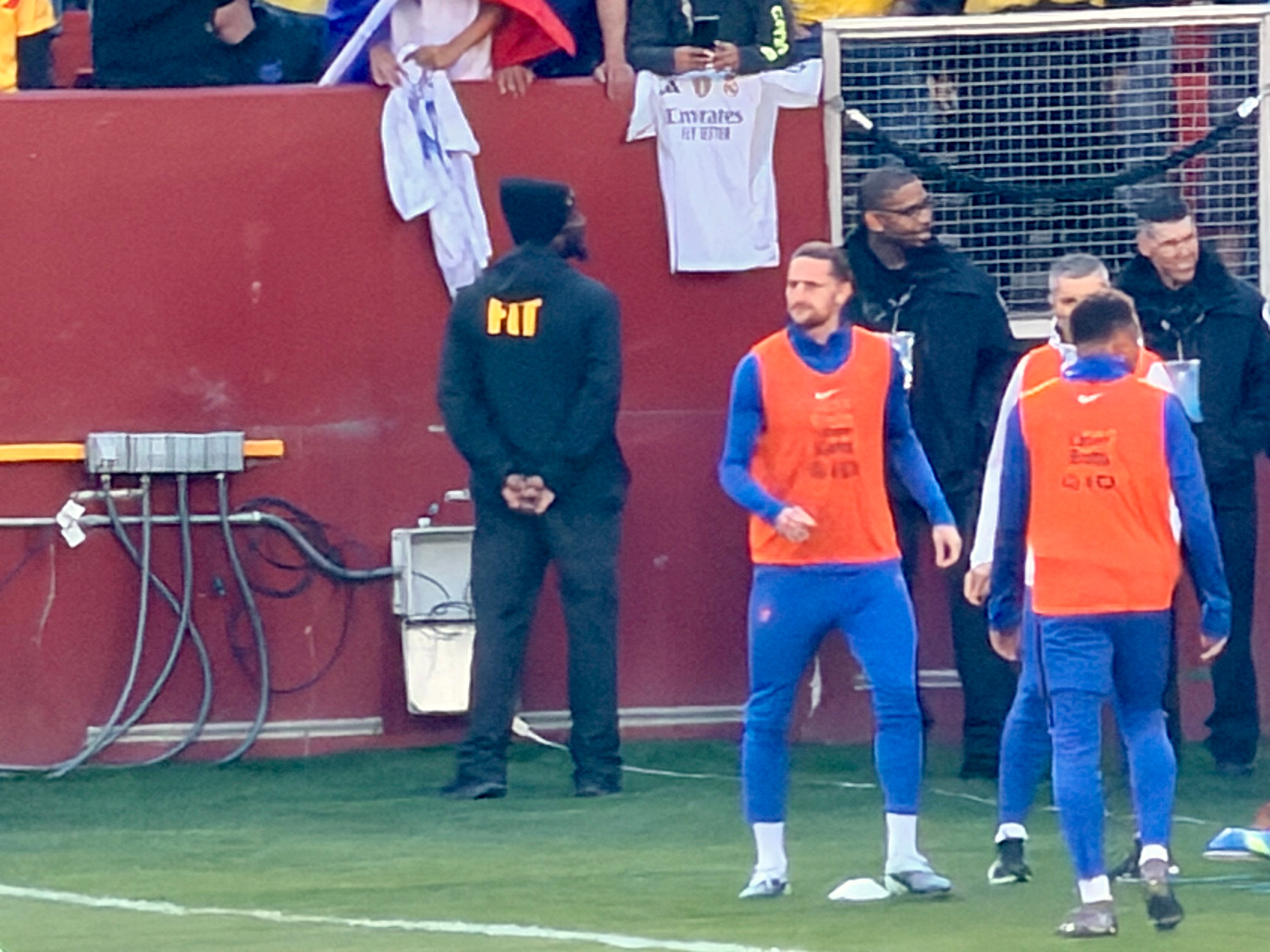 来自的前线消息，法国vs哥伦比亚的热身赛，拉比奥在替补席上而且起来热身了，膝盖应