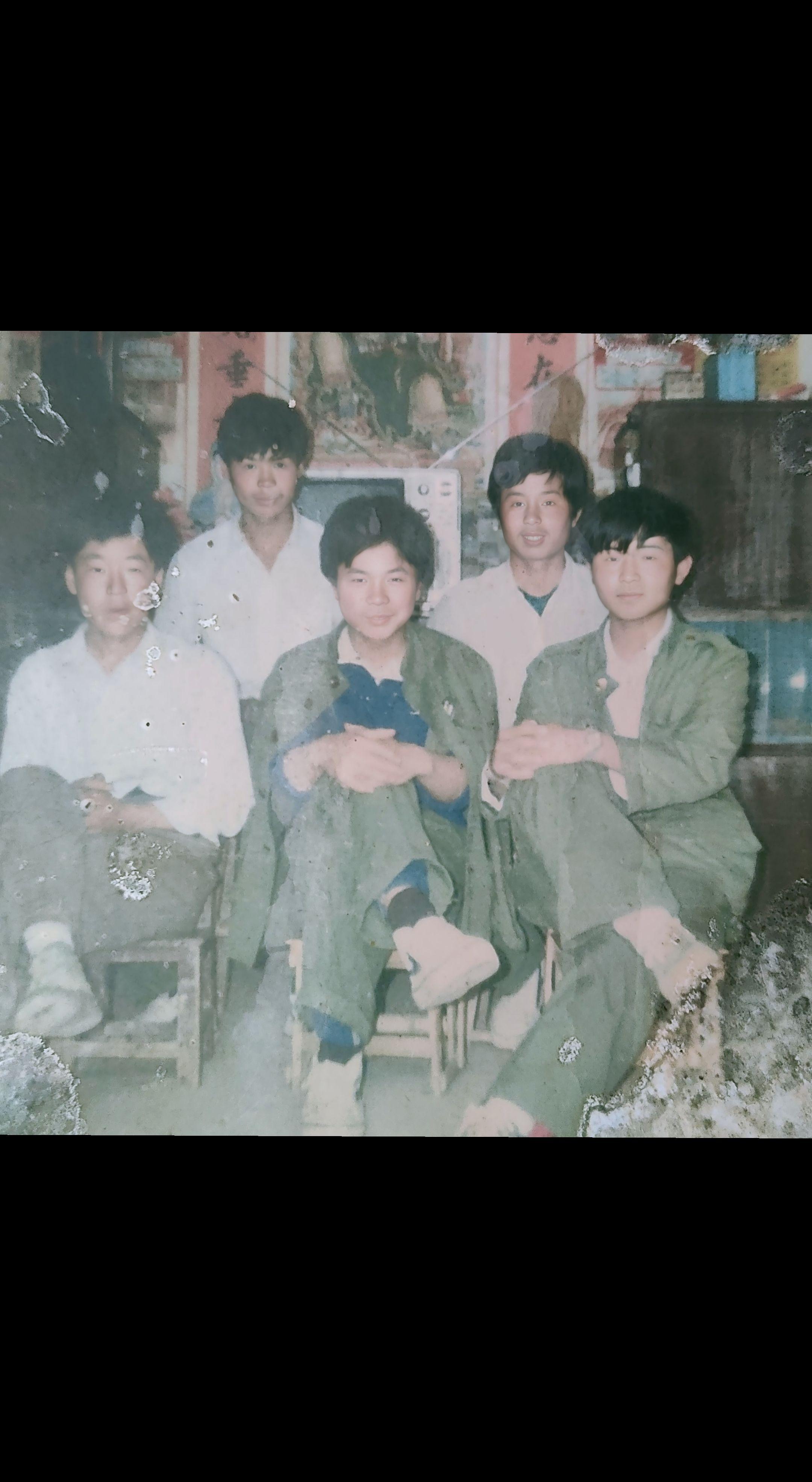 三十五年前的照片 那时候我们都曾年少 旧时的诗文浸满了青春 在经历了千...