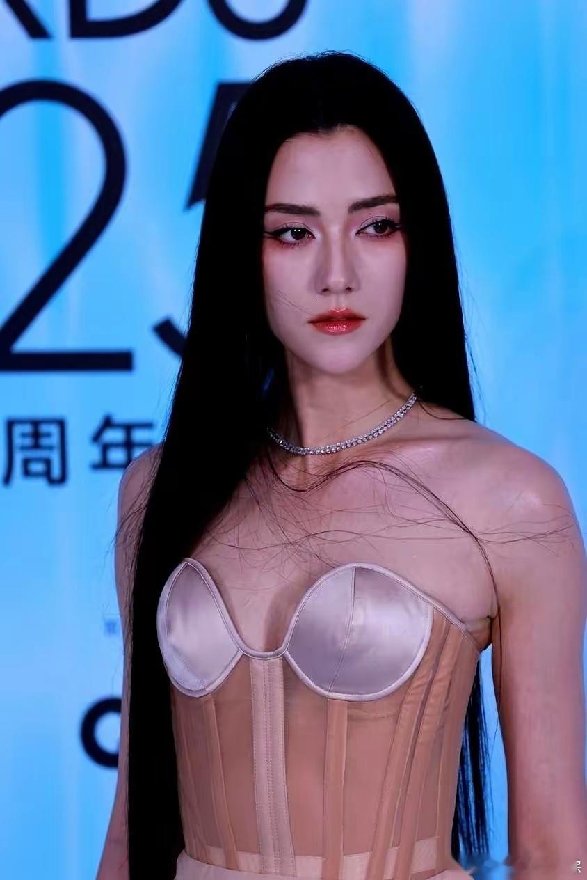 很多人说，娜然这不行，那不行。但一个像霍启山这样的人，什么场面没见过？他身边围绕