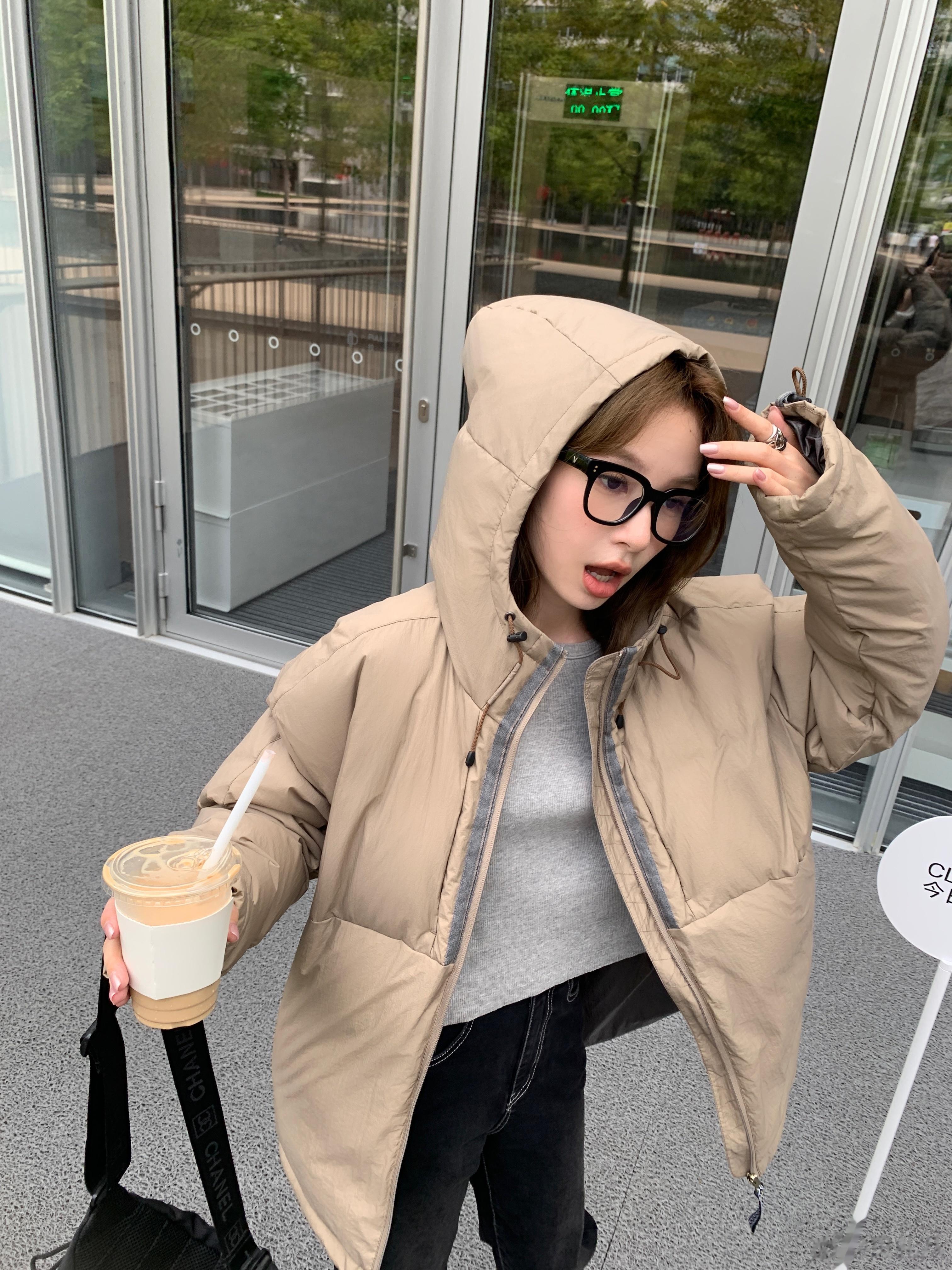 鹅绒服也有哦 我看还是防水的 冬天下毛毛雨下雪天有福啦拉链是编织的民族风哦 细节