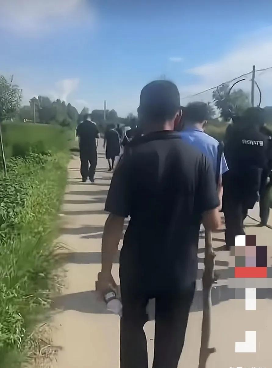河南西平案件通报说夏付钢是租房户，与邻居因琐事发生争吵。
网友说得好：这人也真是