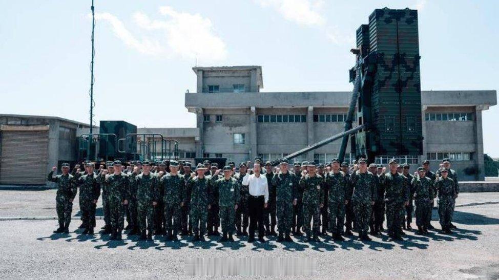 伪台“国防部长”顾立雄和伪台“陆军司令”吕坤修等人10月2日赴澎湖地区视察防务，
