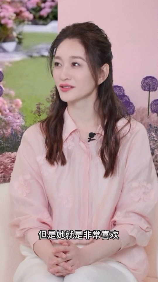 李小冉cue李心洁李小冉一天一天贴近李心洁互动细节满是暖意，李小冉频繁cue李心