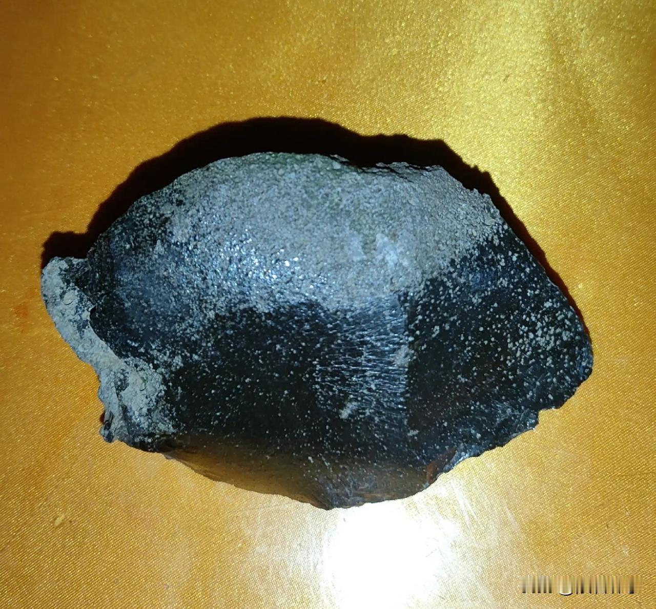 在安庆周边采集到的月球高地斜长岩陨石残块，其表层覆盖着一层由大气灼烧形成的玻璃质