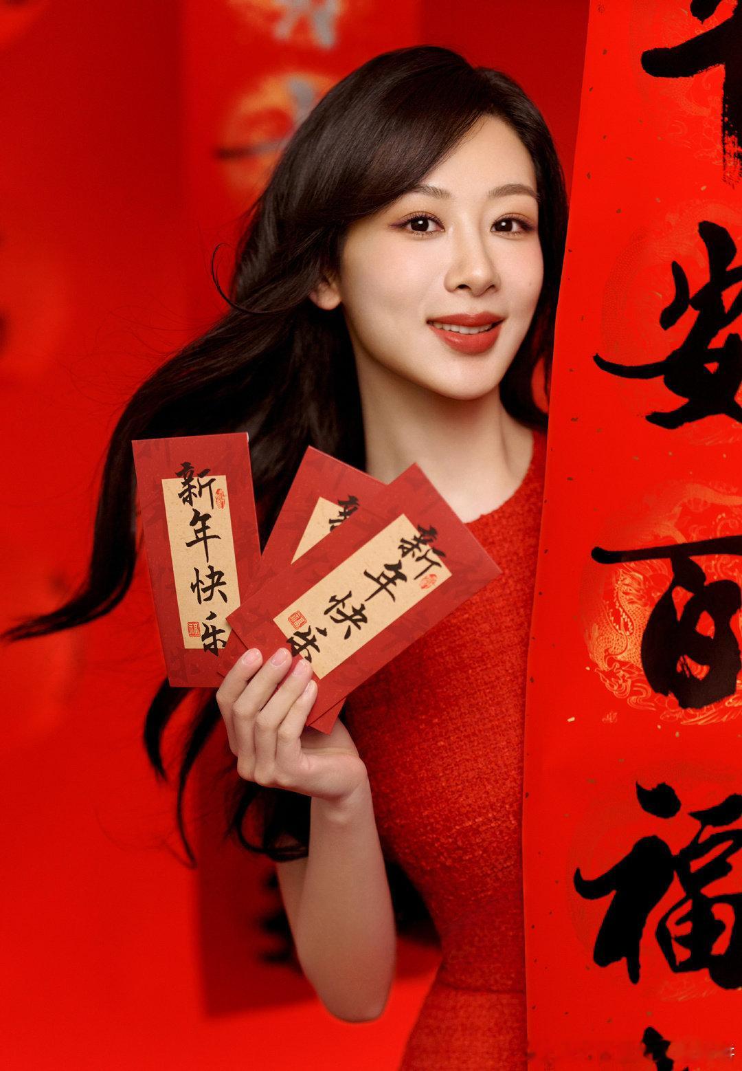 杨紫、迪丽热巴除夕营业，各有各的美诶 ​​​