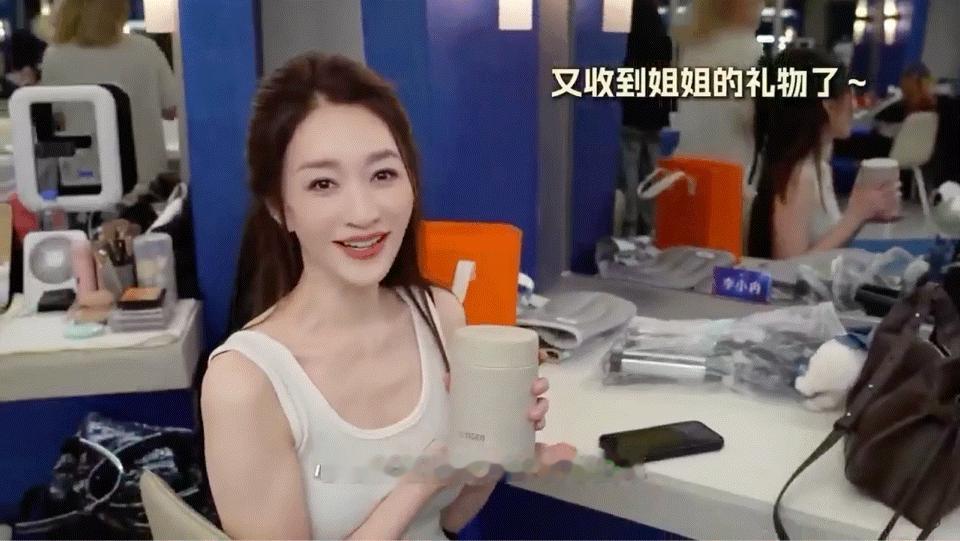 李心洁给李小冉炖汤花了三个小时李小冉被李心洁暖到了愿意耗费三小时时间炖汤，可见十