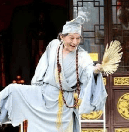 游本昌爆料《济公》选角幕后：导演曾担心我不够幽默。近日，游本昌在采访中透露自己因