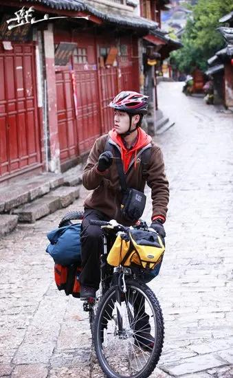 吕哥的儿子大专毕业，买了一辆2万块钱的摩托车，这个夏天，他打算独自一人骑着摩托车