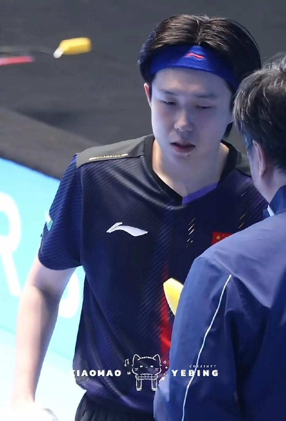 王楚钦今日海口亚洲杯首秀，赛前一系列准备工作都交给目前负责的“胖胖教练”。
“胖