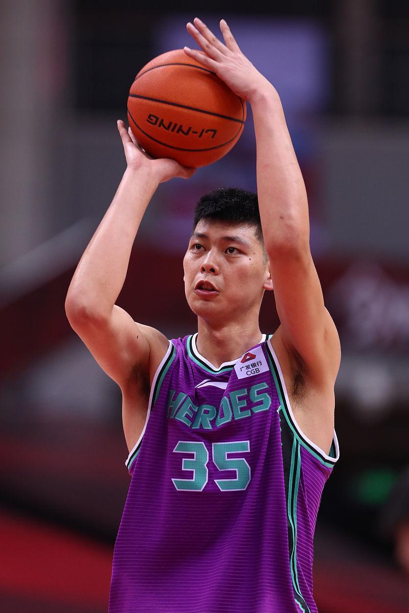杀回职业赛场，重回山东男篮？近日，原山东男篮，辽宁男篮冠军成员，内线悍将朱荣振发