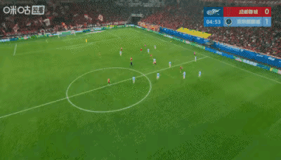 重组的后防线 四分钟就丢了球

成都蓉城这个新赛季，变化很大。
更换了新教练的成