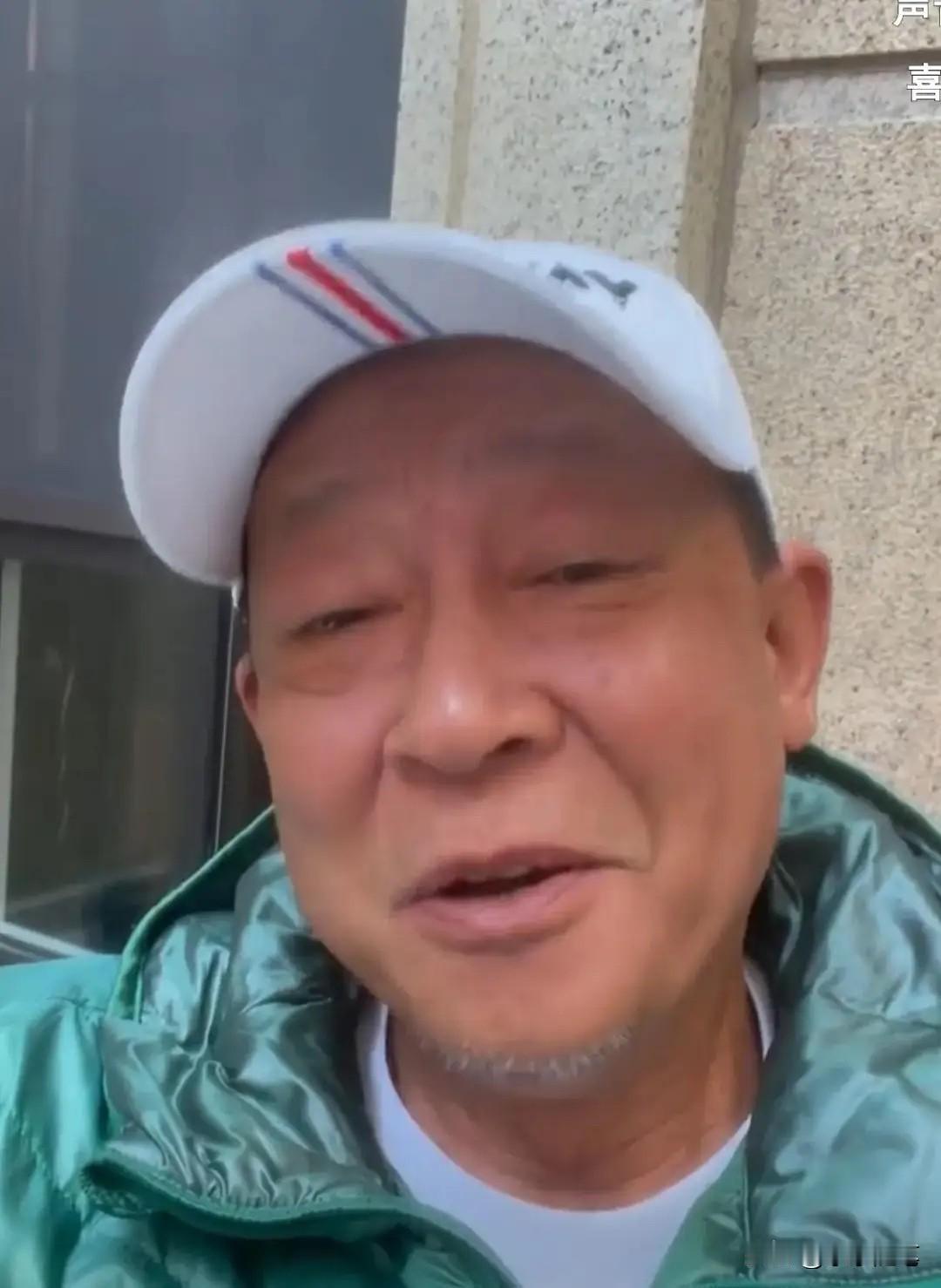 演艺圈又添一则唏嘘故事。曾被传与陈坚红谱写“老少恋”的王志文，近日近况曝光，独自