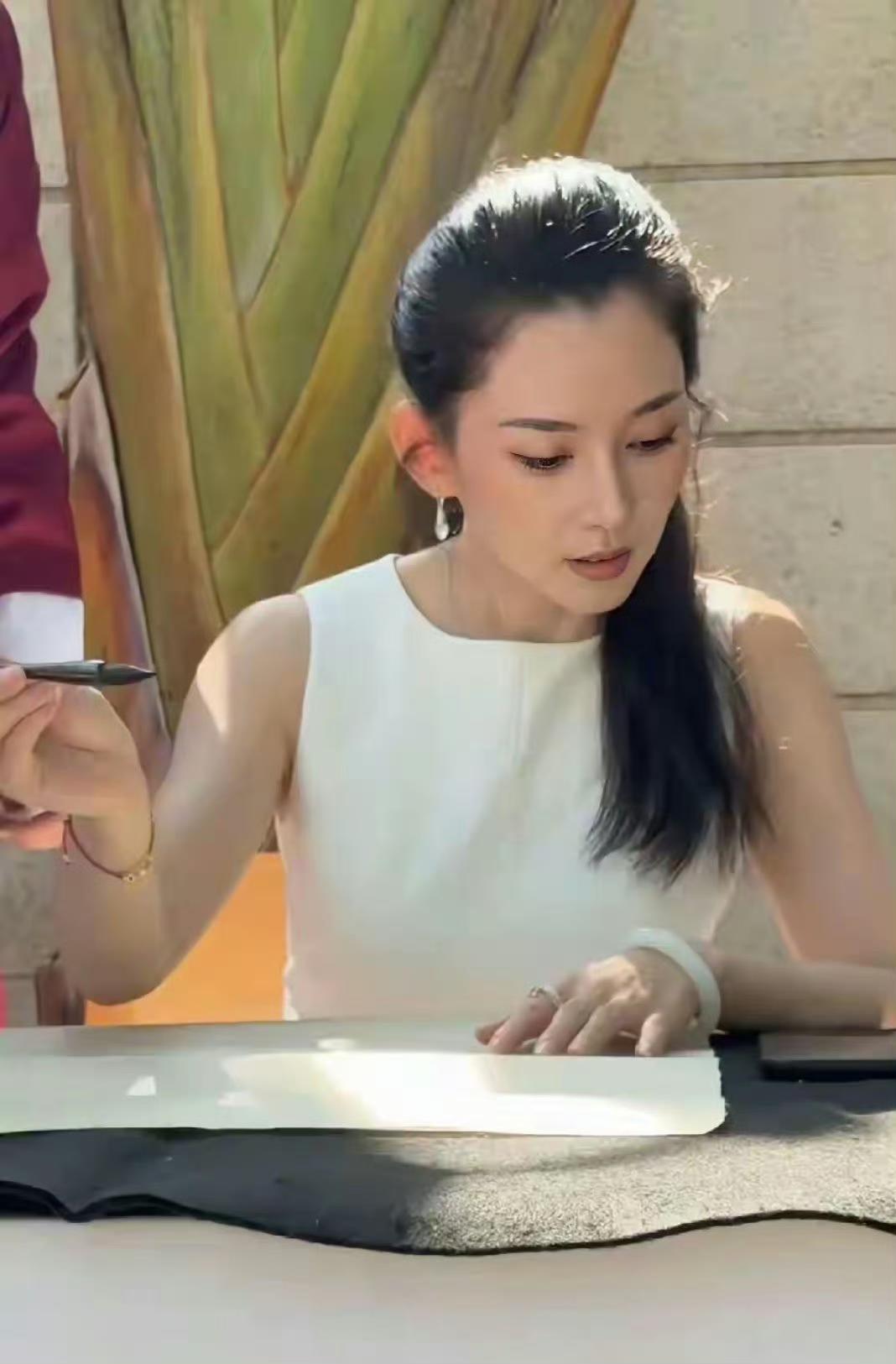 森林北的状态实在令人惊叹，年过四十却依然光彩照人，无论是精致的五官还是匀称的身材