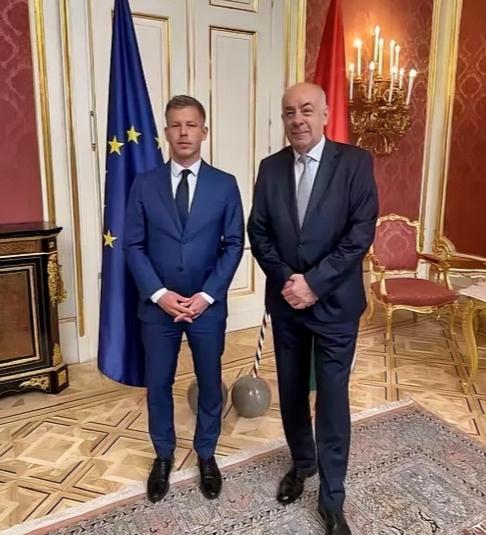 刚当选的匈牙利总理毛焦尔在与匈牙利总统会面后，要求他识相点体面辞职，“如果他不走