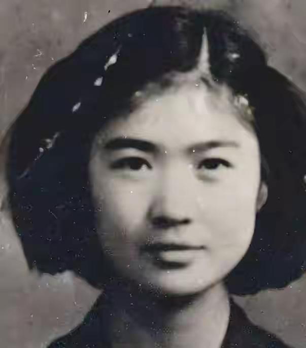 刘胡兰的一生只有短短十五年，而她身后的家庭故事却延续了近八十年。1947年，她在