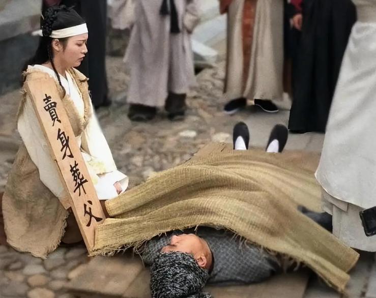 现代人要是遇到亲人离世，掏出手机就能预约殡葬服务。可在古代，年轻女子若遭逢父丧，