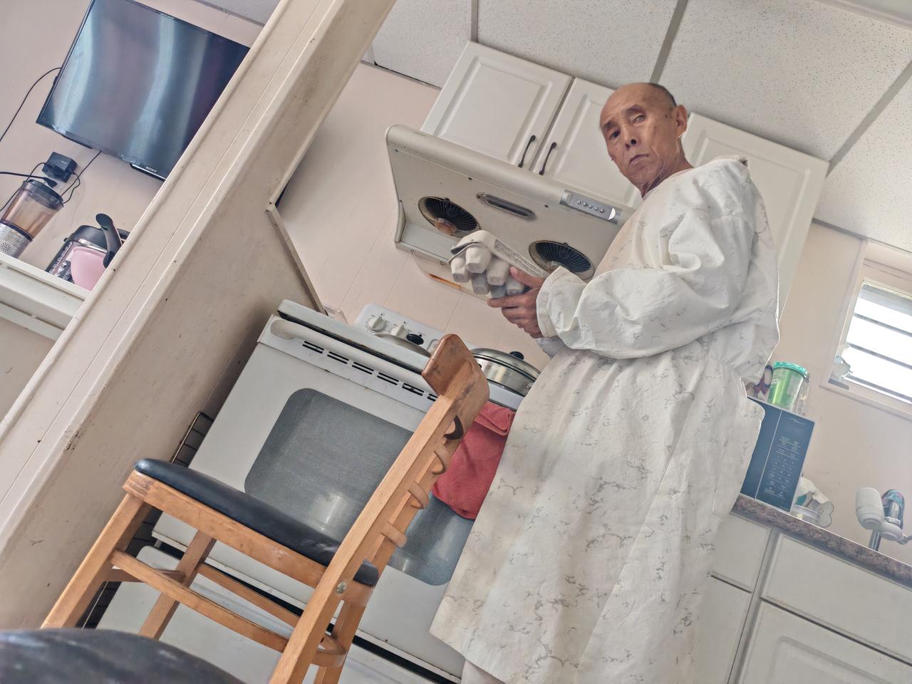 一清早，老伴就主动跑到厨房，把两包粽子拿出来放在了蒸锅里，又往锅里放了十个鸡蛋。
