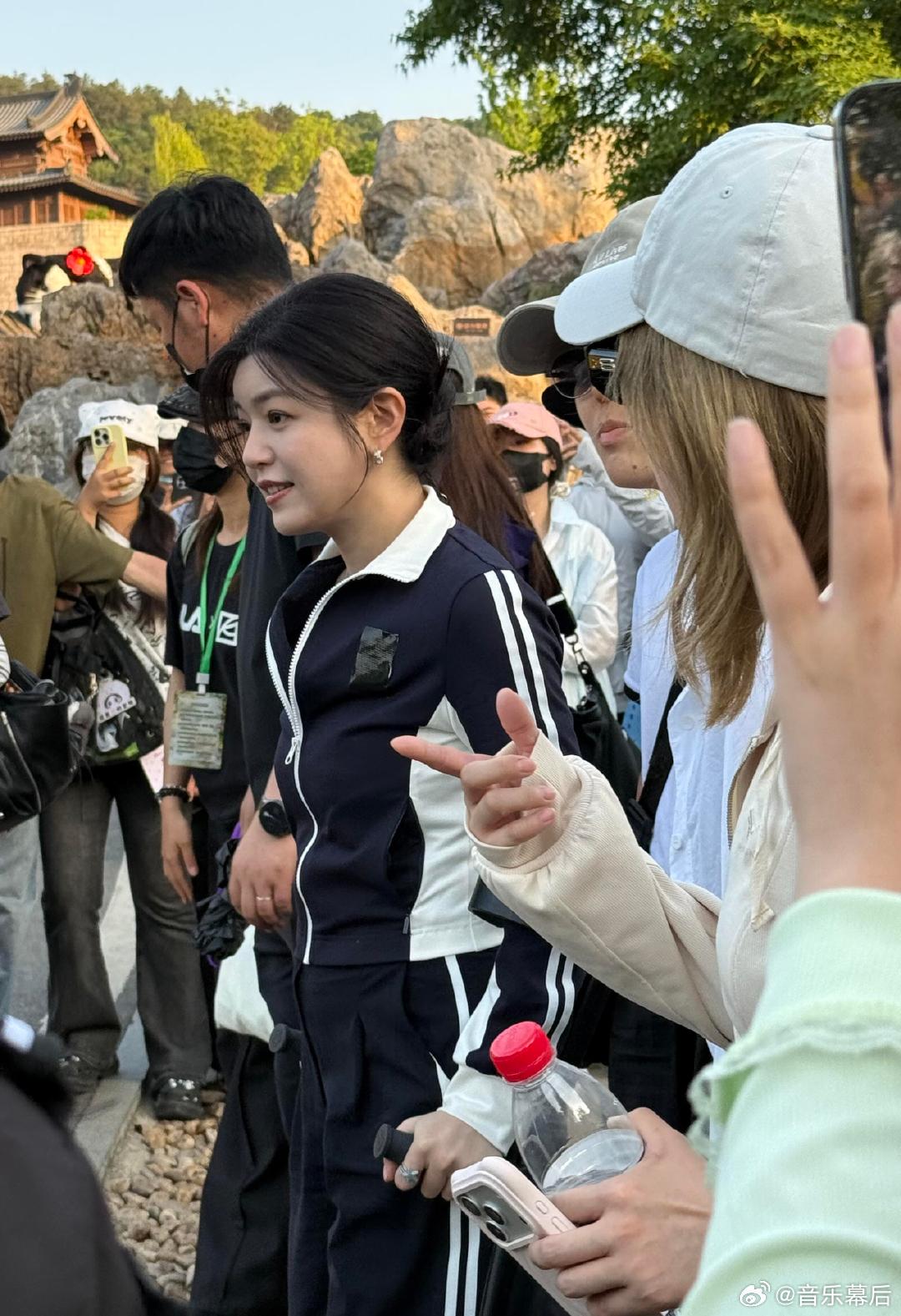高卿尘的绅士手让陈妍希笑场了救命，高卿尘这局促的小模样好萌！绅士手死死保持距离，