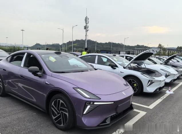 4月13日，京东继广汽埃安之后，再度与深蓝汽车联手，推出新车深蓝L06增程版。这