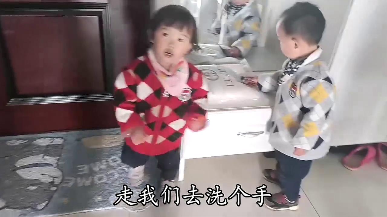 双胞胎玩泥坑不愿回家，妈妈无奈拎着走，兄妹俩拼命挣脱原地暴走