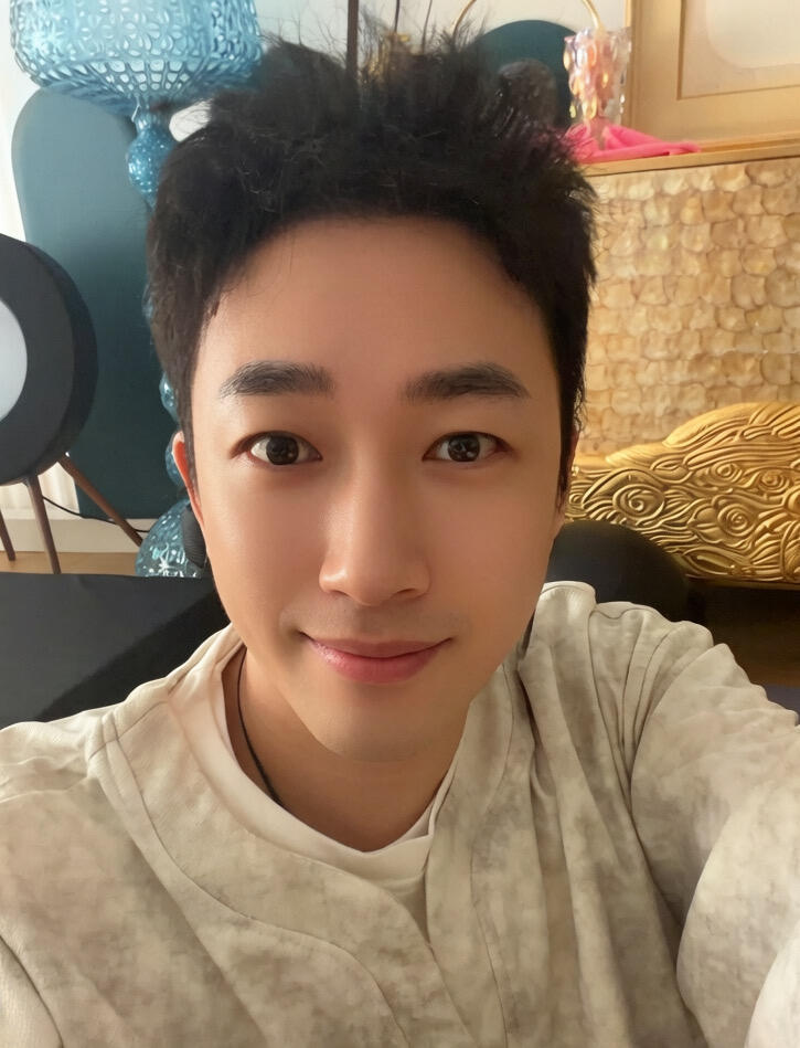 于正分享变美秘诀于正晒照分享变美 3月17日，晒照并配文：“早上起来炸毛，但还是