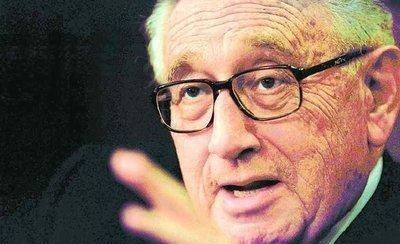 基辛格是地道的犹太人后裔，当德国人把他的13个亲戚全都送进毒气室时，母亲做了个惊