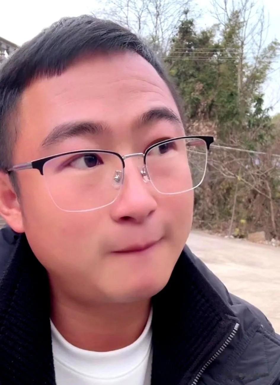 直播间里，有人甩了个问题给阿彪：老挝囤地，你到底图啥？

阿彪没吭声，低头点了根