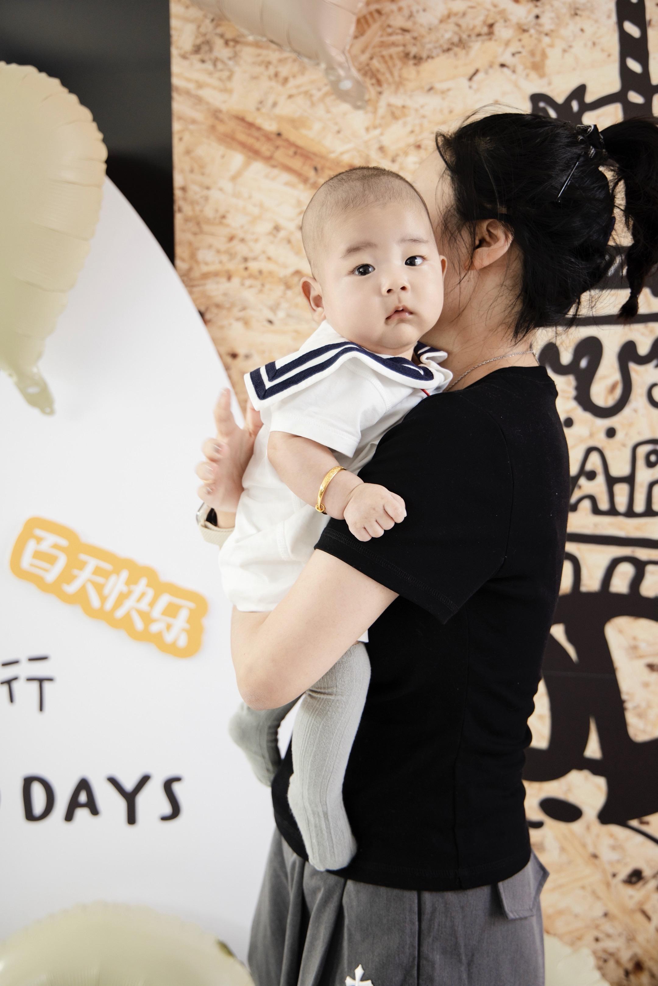 生命是一场爱的延续 仍在努力适应新的身份也依旧感慨生命的神奇 愿你未来...