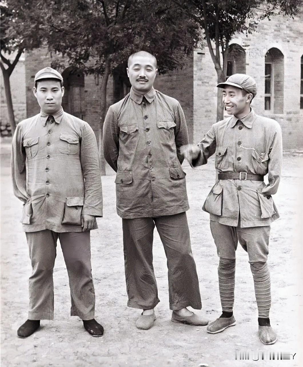 这才是贺龙元帅与两位独臂将军的真实相貌，不是演员饰演的角色！这张珍贵的老照片摄于