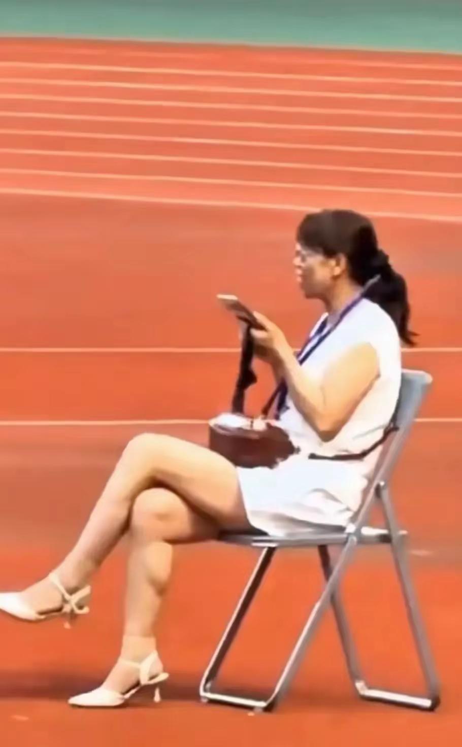 陇超联赛赛场升旗奏国歌，全场所有人自觉起立，唯独一名女子端坐刷手机不肯起身，这件