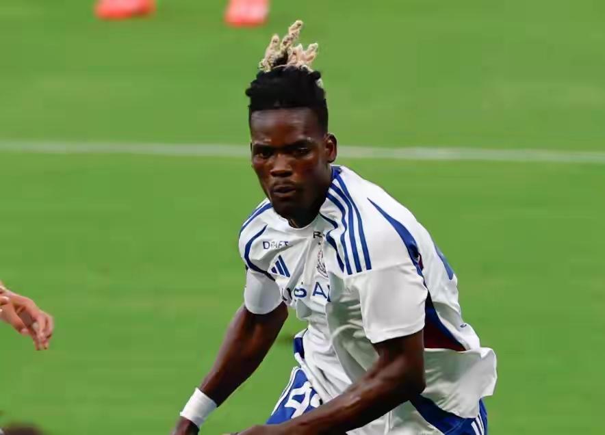 太豪横了！足球博主：上海海港给让-克劳德开出了10倍工资！
今天傍晚，上海海港宣