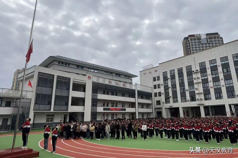 3月10日下午，汉中市东塔小学教育集团东校区全体师生与家长代表齐聚操场，隆重举行