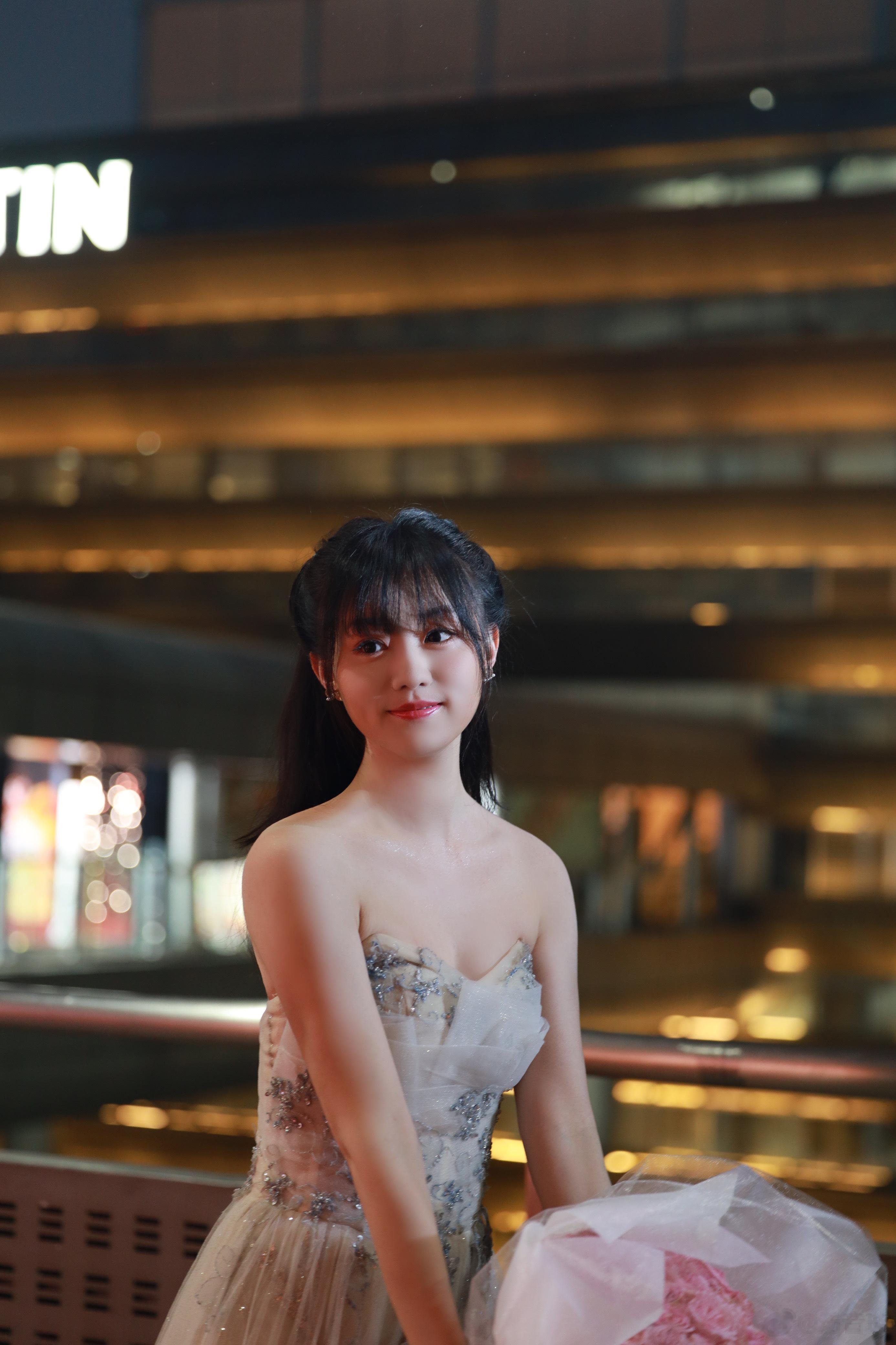 玫瑰我拿才好看，远方和你们一起看才浪漫。  ​​​