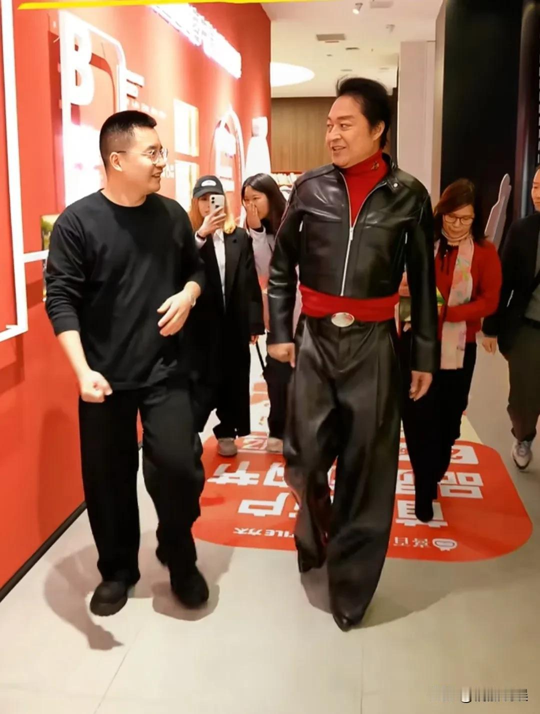 马景涛这衣服是临时借的吗？还是造型师跟他“有过节”？[捂脸]也太拉垮了！
他出席