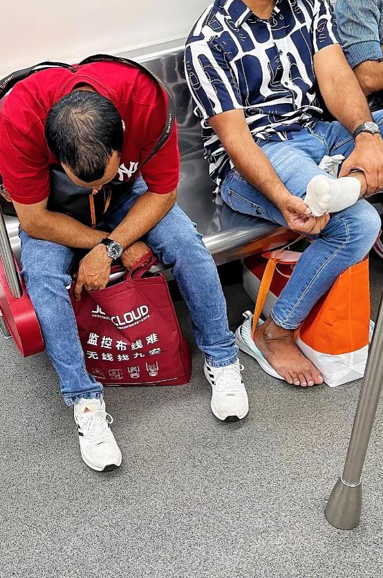 有网友说：如果今天中国人不能坚决勇敢地大声呵斥 “滚回印度去”，那么总有一天印度