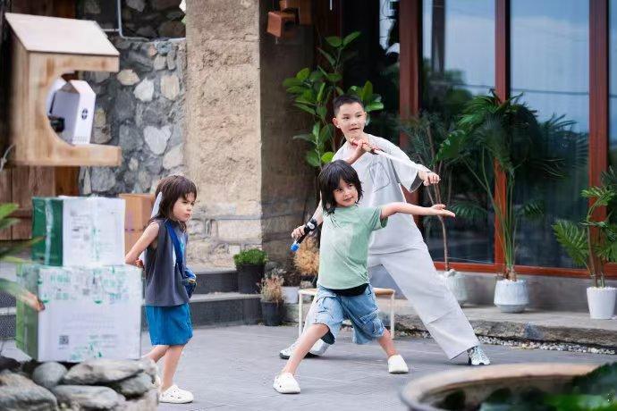 三三力安要去瑞典上学了爸爸当家恭喜三三力安奔赴瑞典开启求学，曾经综艺里的小孩已经