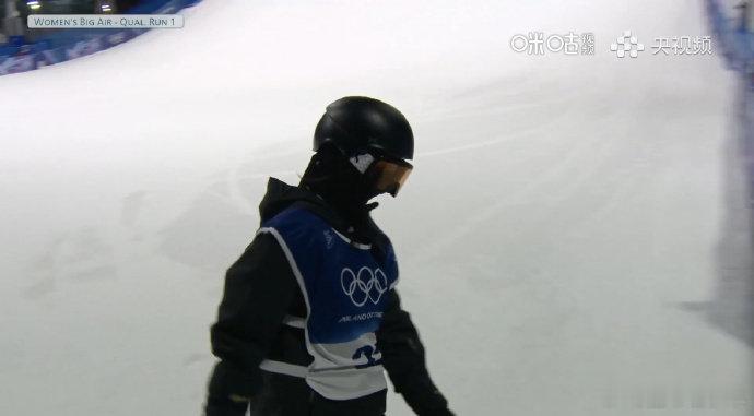 张小楠大跳台首跳超稳张小楠首跳展现大心脏米兰冬奥会单板滑雪女子大跳台预赛第一跳，