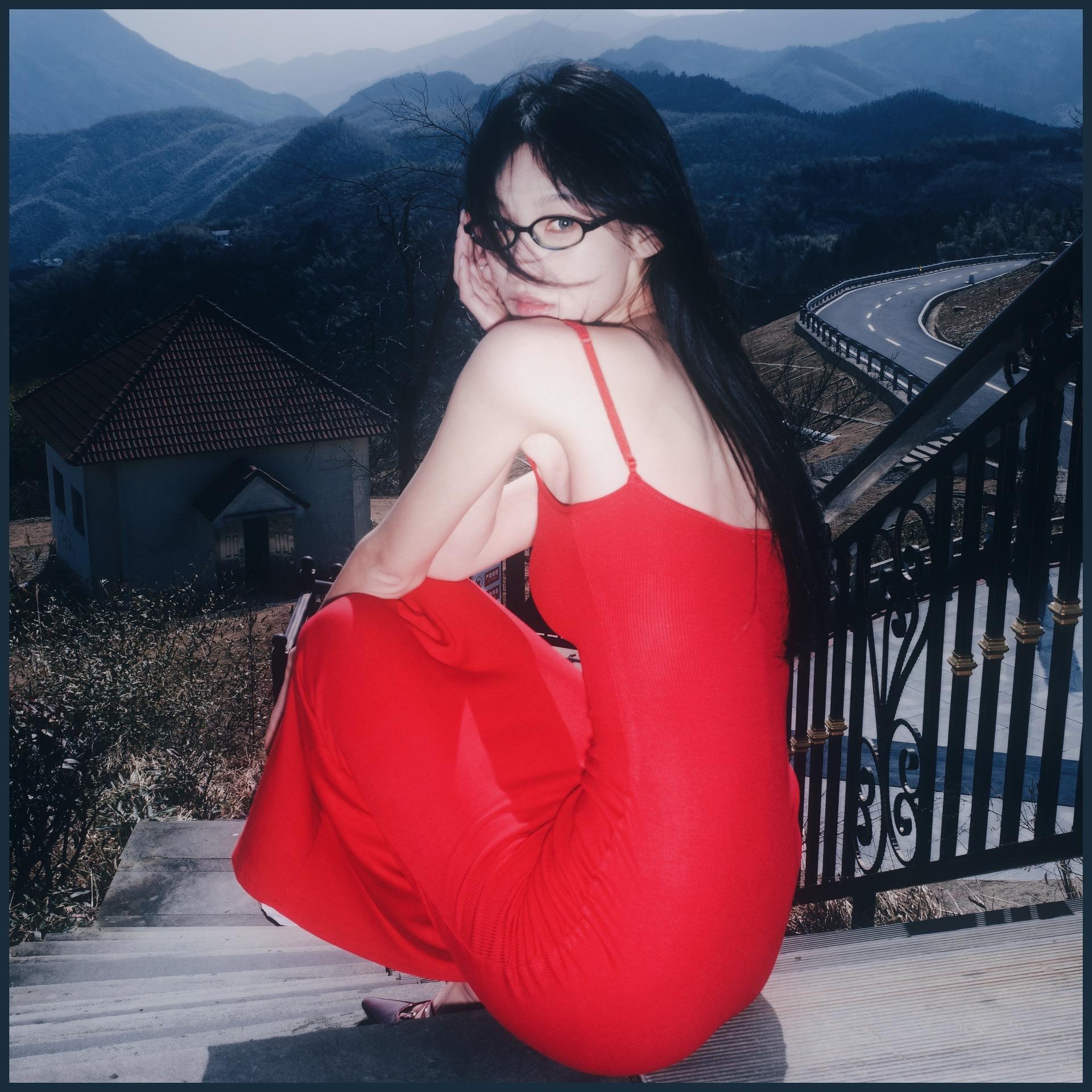 想和你说个事。是不是红裙子更搭配蓝色的眼镜？
MODEL：Fann