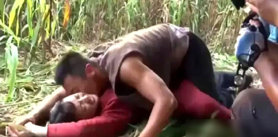 “咔”的一声，周迅的胳膊在高粱地里被朱亚文拧到错位，她疼得喊“要断了”，导演还以