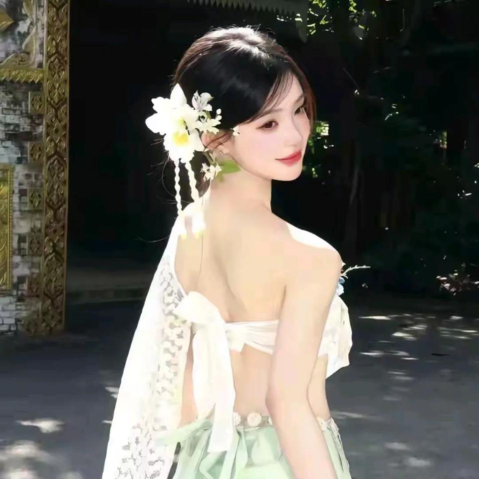 古风美少女，花海中的倩影花海少女照 花海少女 温婉国风美人 温婉古风美女 温婉古