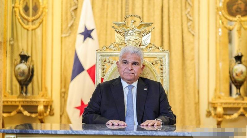 巴拿马这回真傻了！抢了港口才发现，全世界没人敢接盘
-
三月中旬巴尔博亚港调度室